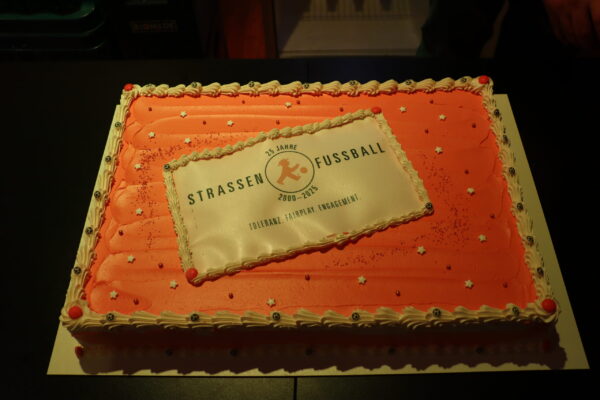 19 25 Jahre Straßenfußball für Toleranz