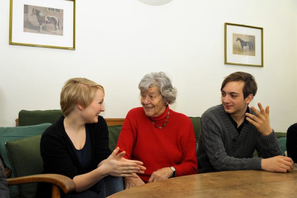 Frau Sallai mit den Jugendlichen