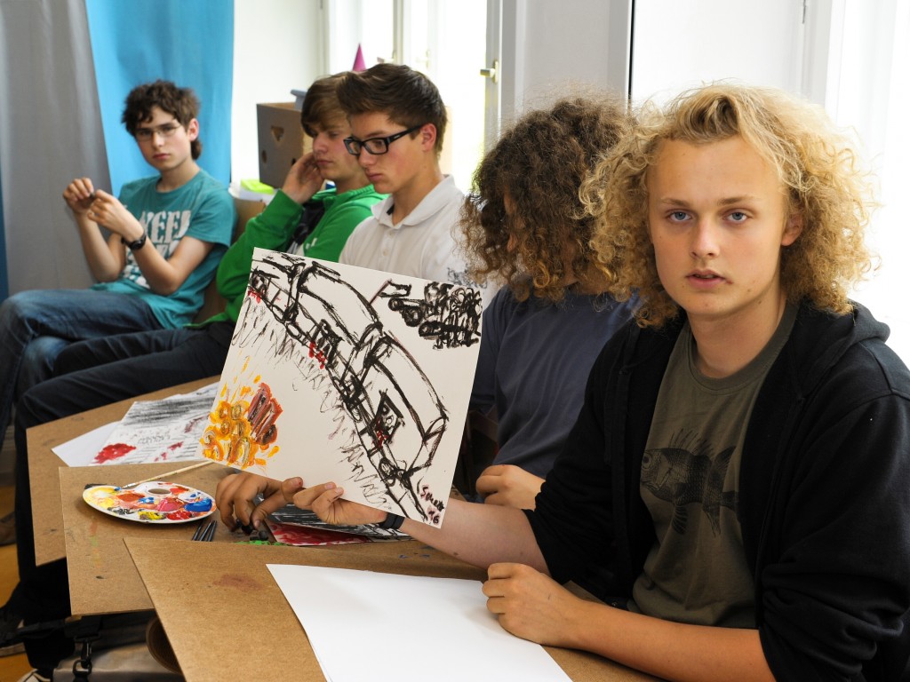 Jugendliche arbeiten künstlerisch zum Thema der Zeitzeugenlesung