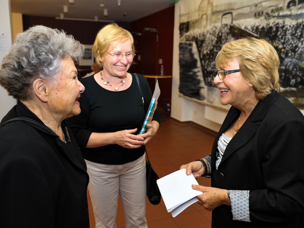 Empfang und Ausstellung, 26.6.2011, Potsdam, Mitte: Magdolna Grasnick, Ausländerbeauftragte der Stadt Potsdam, rechts. Sara Atzmon