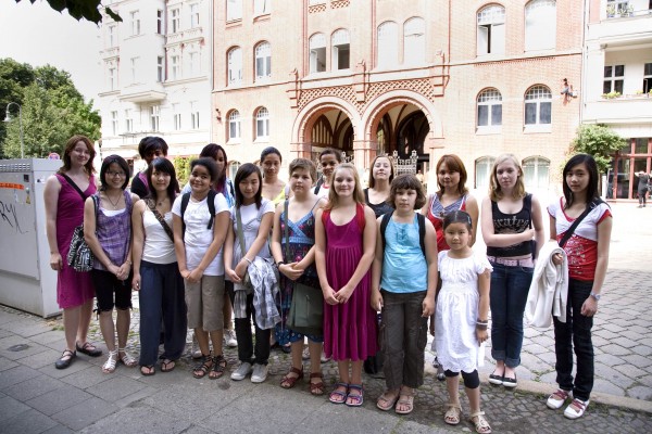 Die Patinnen vor der Synagoge, Rykestraße, Berlin