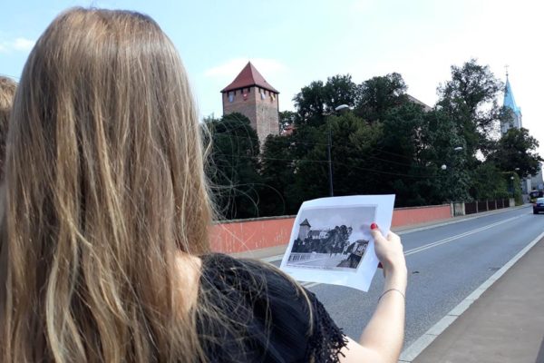 Vyialeta sucht die beste Perspektive für ihr Foto - SoLa Oswiecim 2018