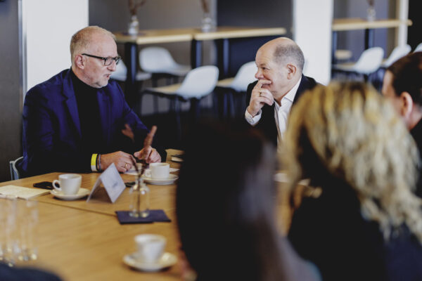 Olaf Scholz (SPD), Bundeskanzler, aufgenommen bei einem Treffen mit Migrantinnen und Migranten sowie sich in dem Bereich engagierte Personen beim SV Babelsberg in Potsdam, 26.02.2024.