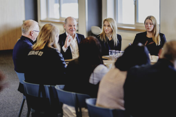 Olaf Scholz (SPD), Bundeskanzler, aufgenommen bei einem Treffen mit Migrantinnen und Migranten sowie sich in dem Bereich engagierte Personen beim SV Babelsberg in Potsdam, 26.02.2024.