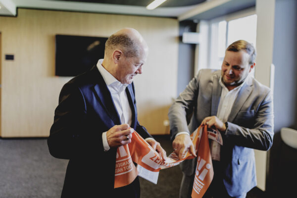 Olaf Scholz (SPD), Bundeskanzler, aufgenommen bei einem Treffen mit Migrantinnen und Migranten sowie sich in dem Bereich engagierte Personen beim SV Babelsberg in Potsdam, 26.02.2024.