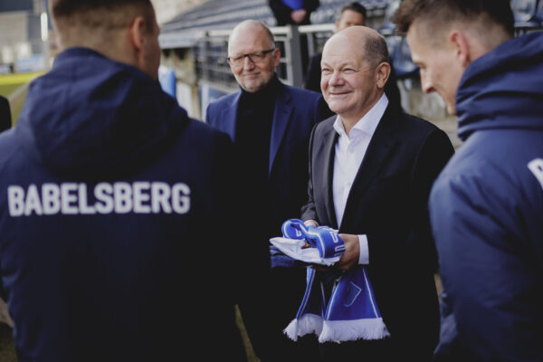 Olaf Scholz (SPD), Bundeskanzler, aufgenommen bei einem Treffen mit Vertretern des SV Babelsberg in Potsdam, 26.02.2024.