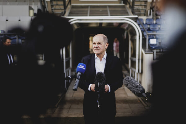 Olaf Scholz (SPD), Bundeskanzler, aufgenommen bei einem Pressestatement nach einem Besuch des SV Babelsberg in Potsdam, 26.02.2024.