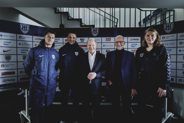 Olaf Scholz (SPD), Bundeskanzler, aufgenommen bei einem Treffen mit Vertretern des SV Babelsberg in Potsdam, 26.02.2024.